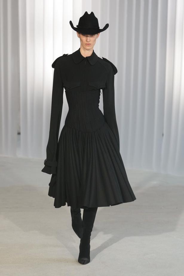 دوران لانتينك يبعث الحياة في أرشيف ‏‎Jean Paul Gaultier‏... احتفال بالتناقضات ‏والتحولات الجريئة