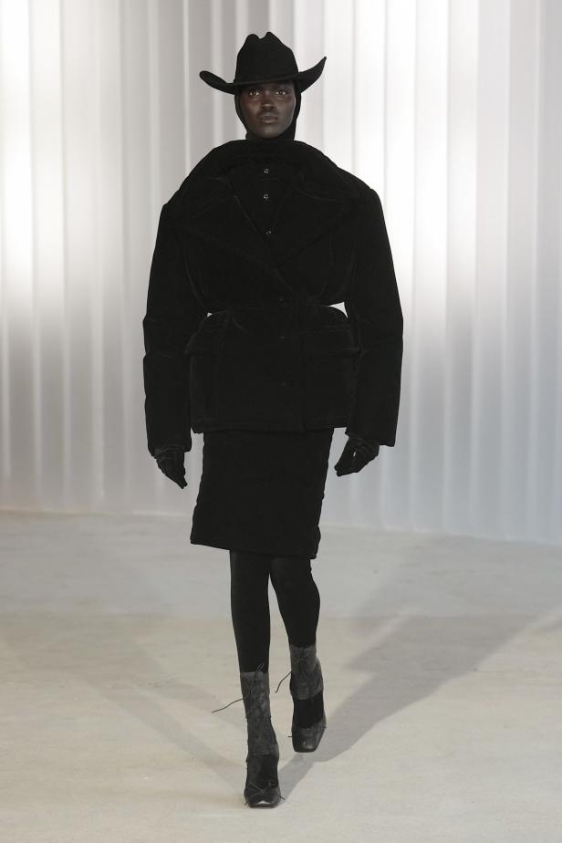 دوران لانتينك يبعث الحياة في أرشيف ‏‎Jean Paul Gaultier‏... احتفال بالتناقضات ‏والتحولات الجريئة