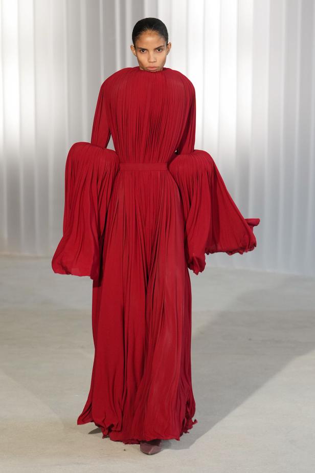 دوران لانتينك يبعث الحياة في أرشيف ‏‎Jean Paul Gaultier‏... احتفال بالتناقضات ‏والتحولات الجريئة