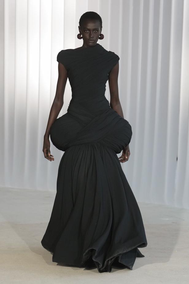 دوران لانتينك يبعث الحياة في أرشيف ‏‎Jean Paul Gaultier‏... احتفال بالتناقضات ‏والتحولات الجريئة