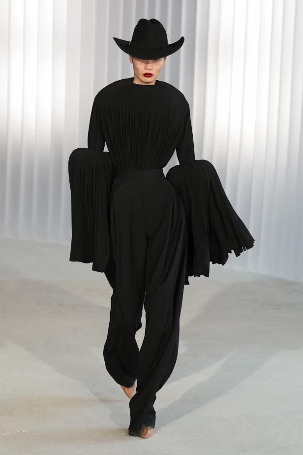 دوران لانتينك يبعث الحياة في أرشيف ‏‎Jean Paul Gaultier‏... احتفال بالتناقضات ‏والتحولات الجريئة