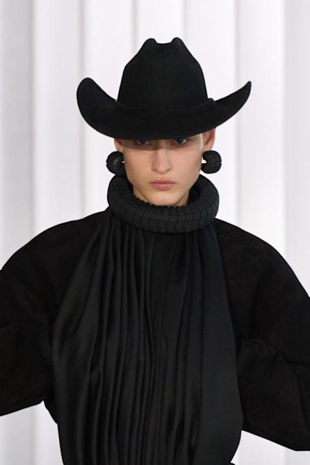 دوران لانتينك يبعث الحياة في أرشيف ‏‎Jean Paul Gaultier‏... احتفال بالتناقضات ‏والتحولات الجريئة