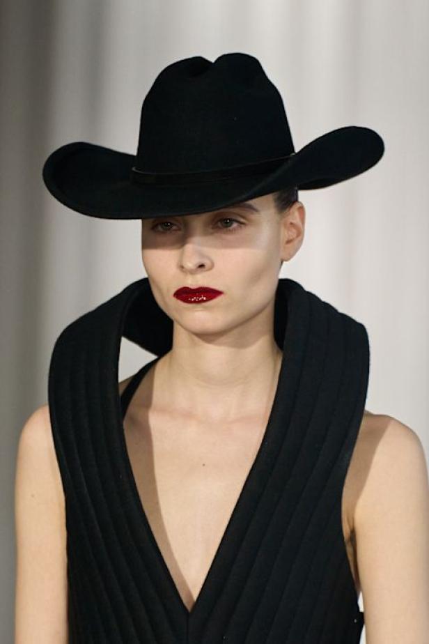 دوران لانتينك يبعث الحياة في أرشيف ‏‎Jean Paul Gaultier‏... احتفال بالتناقضات ‏والتحولات الجريئة