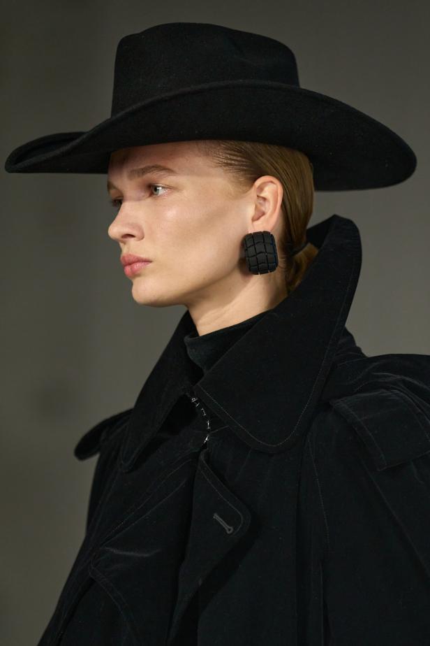 دوران لانتينك يبعث الحياة في أرشيف ‏‎Jean Paul Gaultier‏... احتفال بالتناقضات ‏والتحولات الجريئة