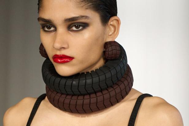 دوران لانتينك يبعث الحياة في أرشيف ‏‎Jean Paul Gaultier‏... احتفال بالتناقضات ‏والتحولات الجريئة