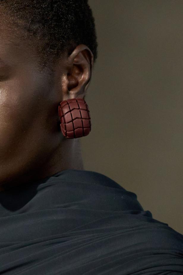 دوران لانتينك يبعث الحياة في أرشيف ‏‎Jean Paul Gaultier‏... احتفال بالتناقضات ‏والتحولات الجريئة