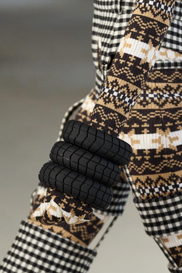 دوران لانتينك يبعث الحياة في أرشيف ‏‎Jean Paul Gaultier‏... احتفال بالتناقضات ‏والتحولات الجريئة