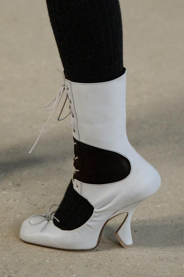 دوران لانتينك يبعث الحياة في أرشيف ‏‎Jean Paul Gaultier‏... احتفال بالتناقضات ‏والتحولات الجريئة