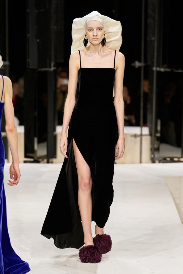 سارة بيرتون تُجسد تعقيد المرأة وتعدد شخصياتها في مجموعة Givenchy خريف وشتاء 2026