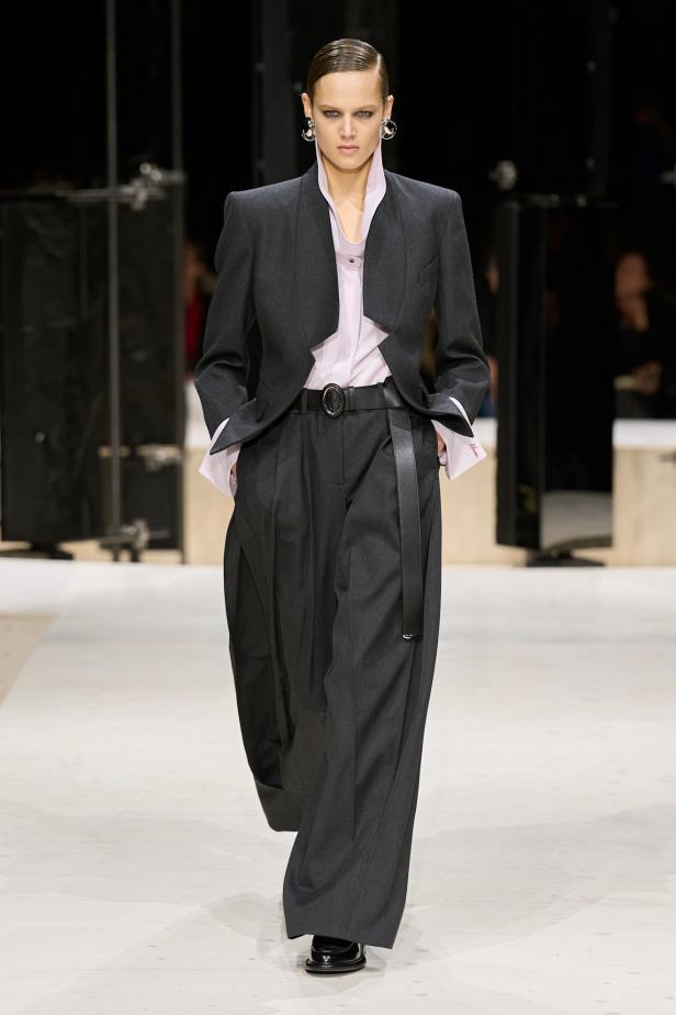 سارة بيرتون تُجسد تعقيد المرأة وتعدد شخصياتها في مجموعة Givenchy خريف وشتاء 2026