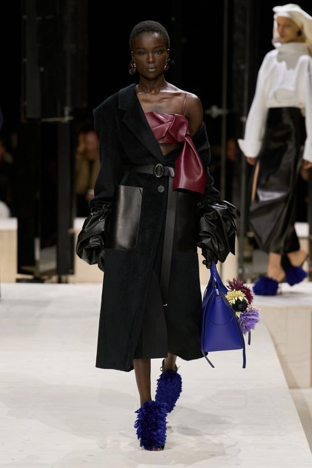 سارة بيرتون تُجسد تعقيد المرأة وتعدد شخصياتها في مجموعة Givenchy خريف وشتاء 2026