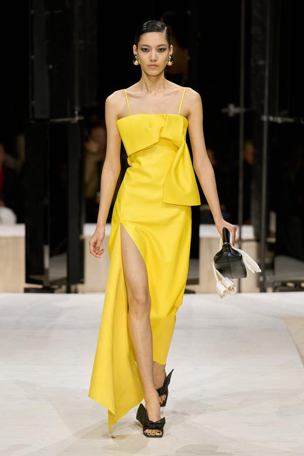 سارة بيرتون تُجسد تعقيد المرأة وتعدد شخصياتها في مجموعة Givenchy خريف وشتاء 2026