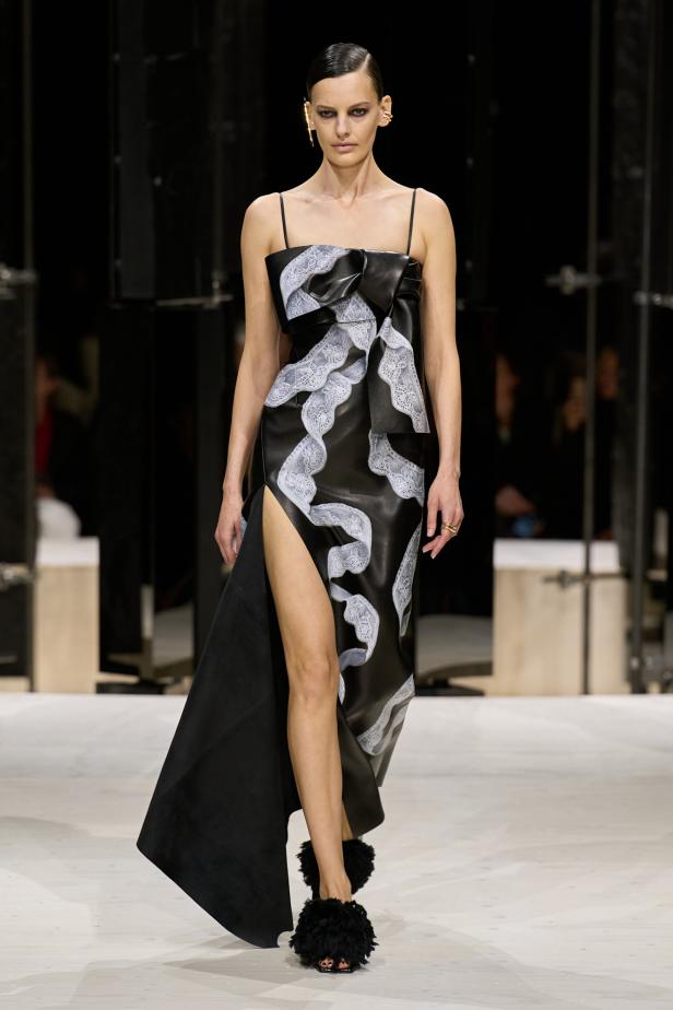 سارة بيرتون تُجسد تعقيد المرأة وتعدد شخصياتها في مجموعة Givenchy خريف وشتاء 2026