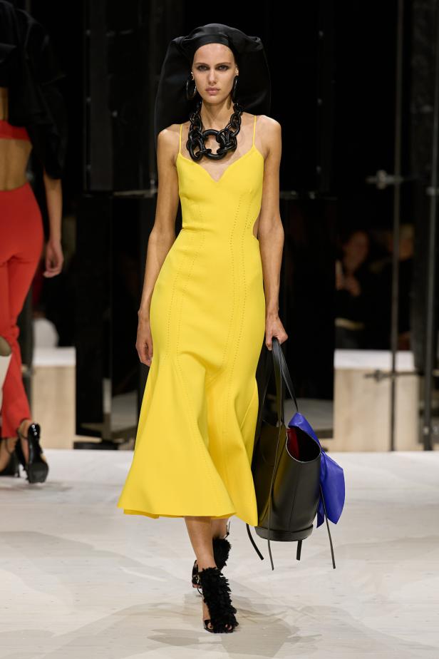 سارة بيرتون تُجسد تعقيد المرأة وتعدد شخصياتها في مجموعة Givenchy خريف وشتاء 2026