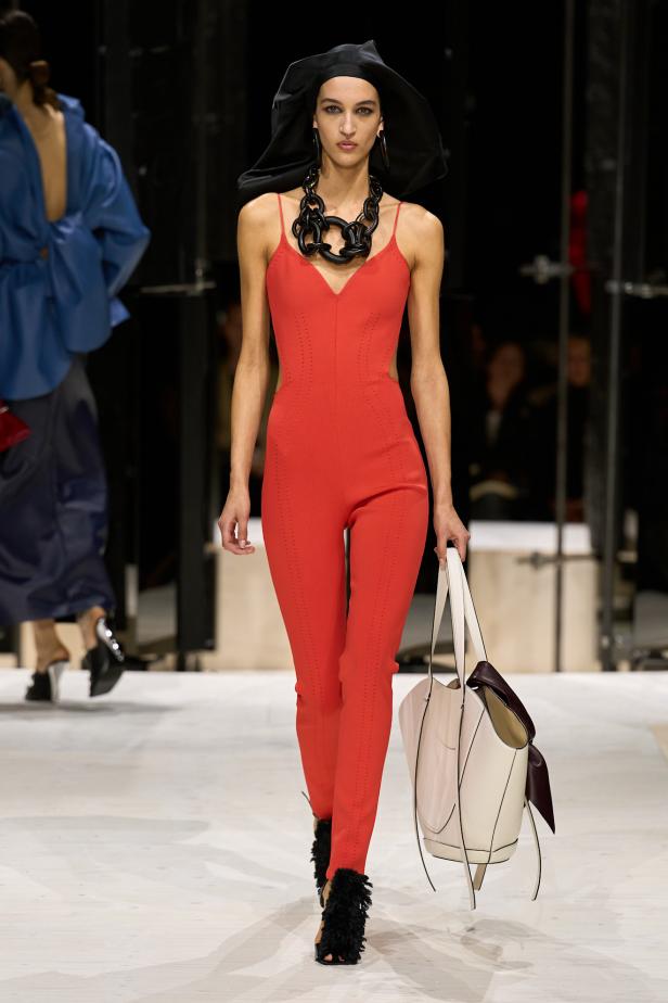 سارة بيرتون تُجسد تعقيد المرأة وتعدد شخصياتها في مجموعة Givenchy خريف وشتاء 2026