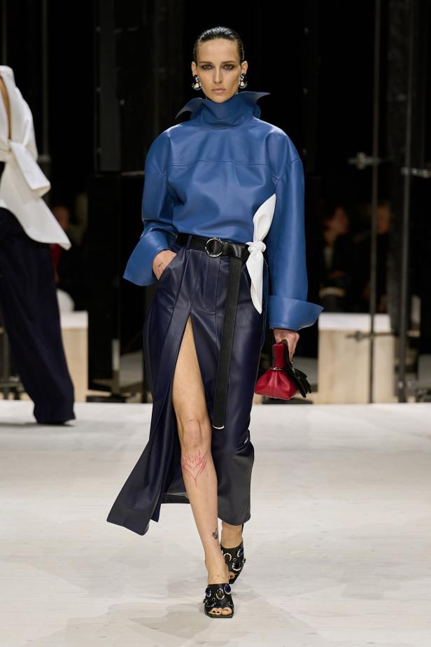 سارة بيرتون تُجسد تعقيد المرأة وتعدد شخصياتها في مجموعة Givenchy خريف وشتاء 2026