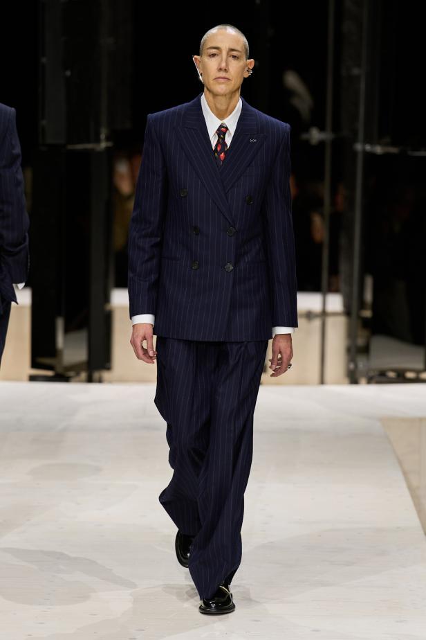 سارة بيرتون تُجسد تعقيد المرأة وتعدد شخصياتها في مجموعة Givenchy خريف وشتاء 2026