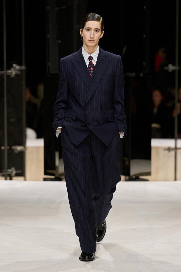 سارة بيرتون تُجسد تعقيد المرأة وتعدد شخصياتها في مجموعة Givenchy خريف وشتاء 2026