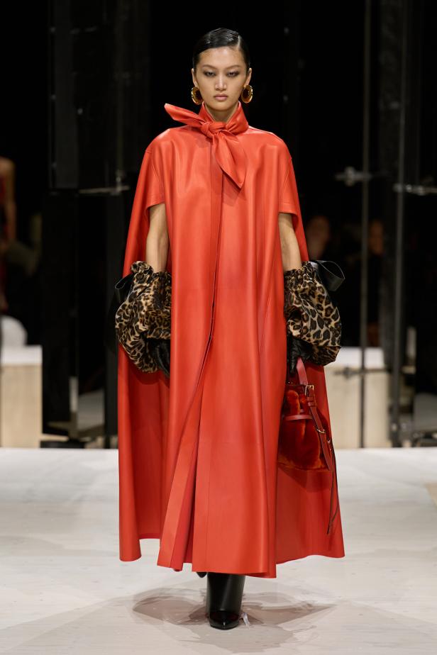 سارة بيرتون تُجسد تعقيد المرأة وتعدد شخصياتها في مجموعة Givenchy خريف وشتاء 2026