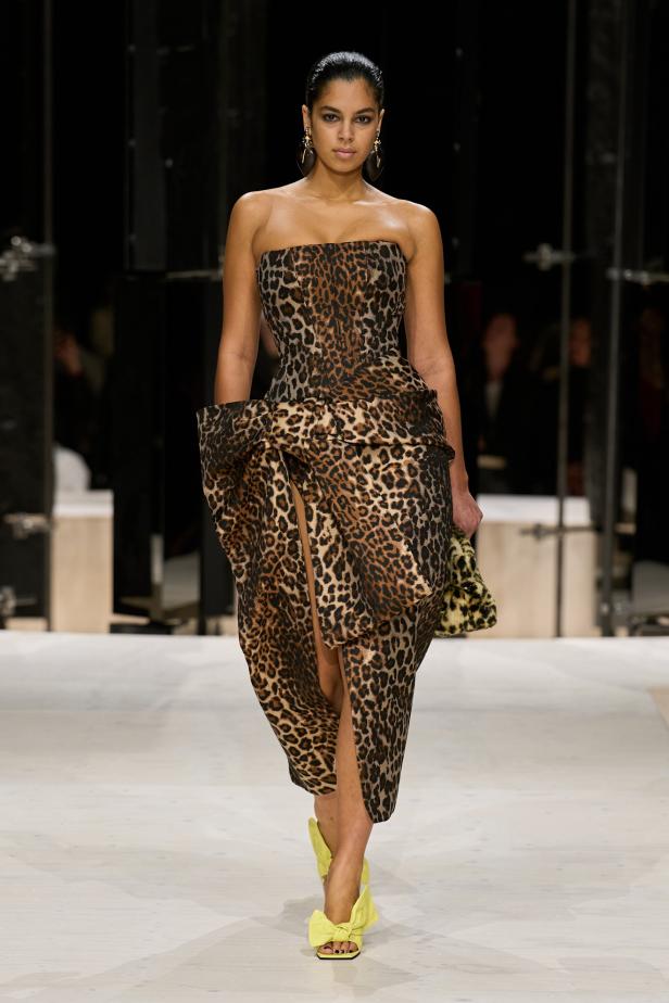 سارة بيرتون تُجسد تعقيد المرأة وتعدد شخصياتها في مجموعة Givenchy خريف وشتاء 2026