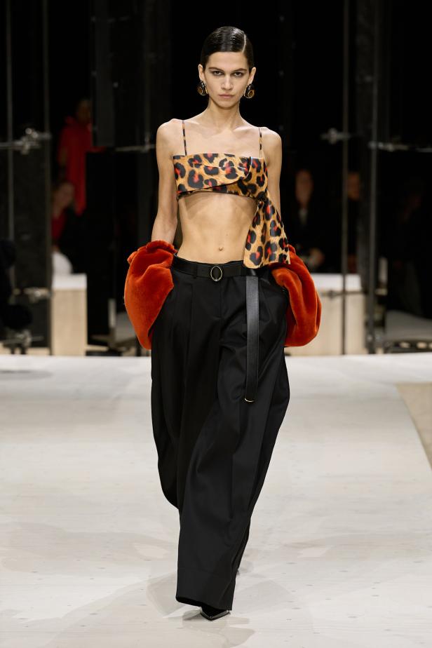 سارة بيرتون تُجسد تعقيد المرأة وتعدد شخصياتها في مجموعة Givenchy خريف وشتاء 2026