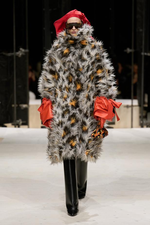 سارة بيرتون تُجسد تعقيد المرأة وتعدد شخصياتها في مجموعة Givenchy خريف وشتاء 2026