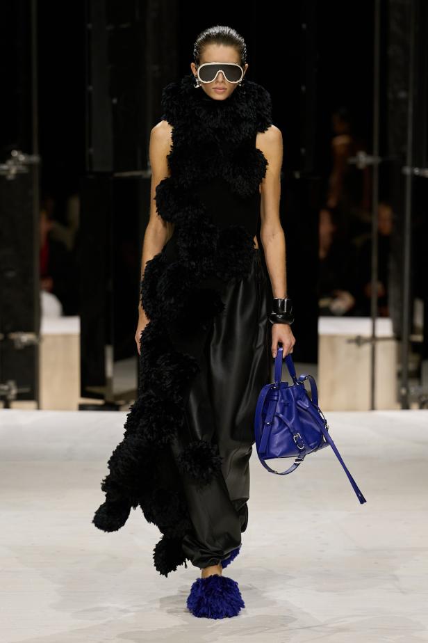 سارة بيرتون تُجسد تعقيد المرأة وتعدد شخصياتها في مجموعة Givenchy خريف وشتاء 2026