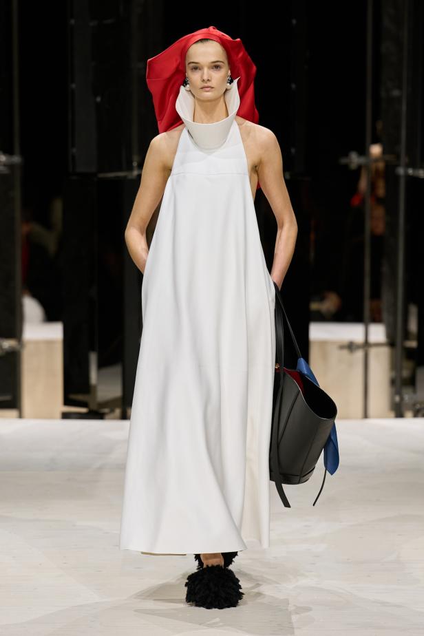 سارة بيرتون تُجسد تعقيد المرأة وتعدد شخصياتها في مجموعة Givenchy خريف وشتاء 2026