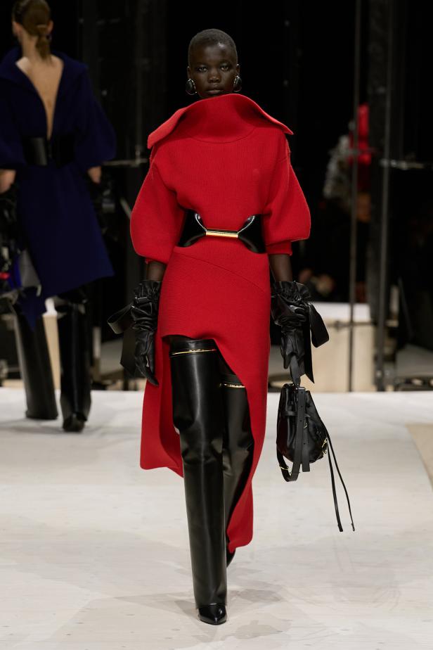 سارة بيرتون تُجسد تعقيد المرأة وتعدد شخصياتها في مجموعة Givenchy خريف وشتاء 2026