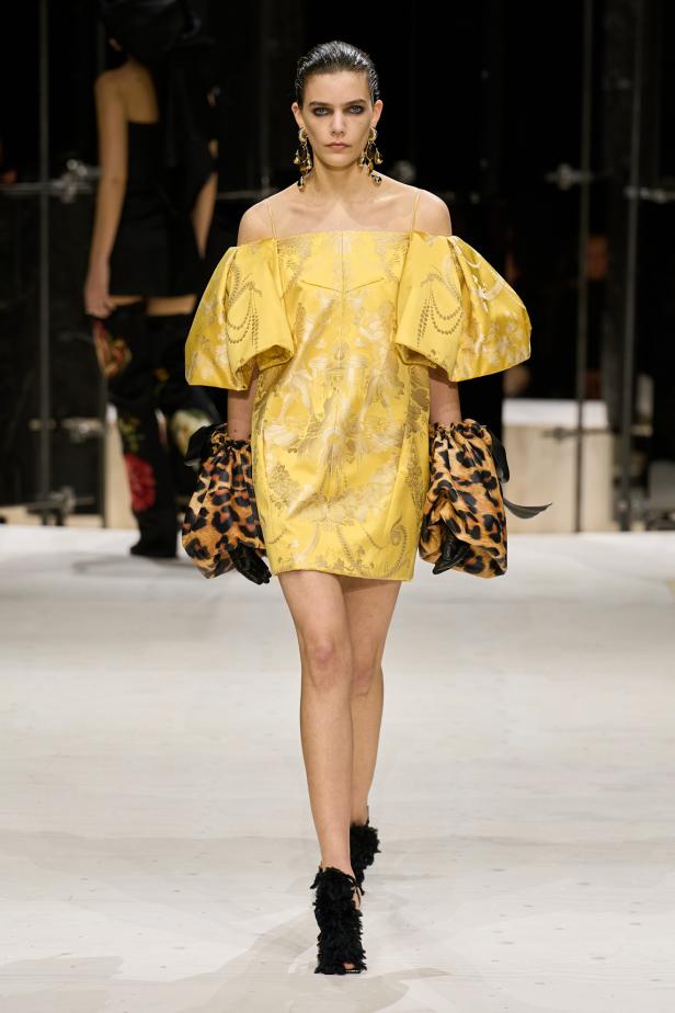 سارة بيرتون تُجسد تعقيد المرأة وتعدد شخصياتها في مجموعة Givenchy خريف وشتاء 2026