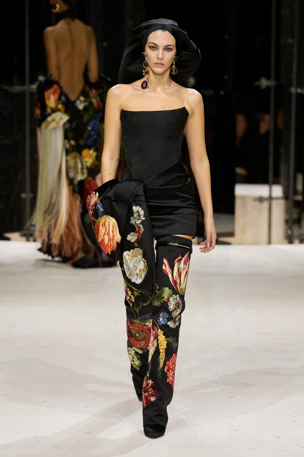 سارة بيرتون تُجسد تعقيد المرأة وتعدد شخصياتها في مجموعة Givenchy خريف وشتاء 2026