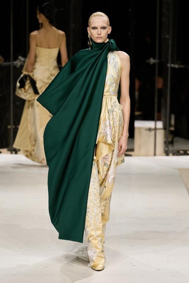 سارة بيرتون تُجسد تعقيد المرأة وتعدد شخصياتها في مجموعة Givenchy خريف وشتاء 2026