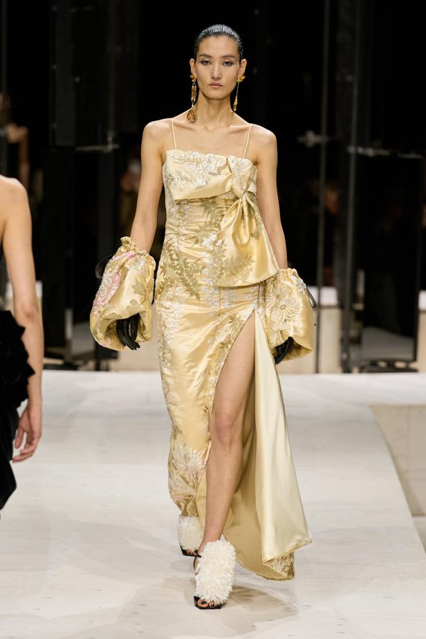 سارة بيرتون تُجسد تعقيد المرأة وتعدد شخصياتها في مجموعة Givenchy خريف وشتاء 2026