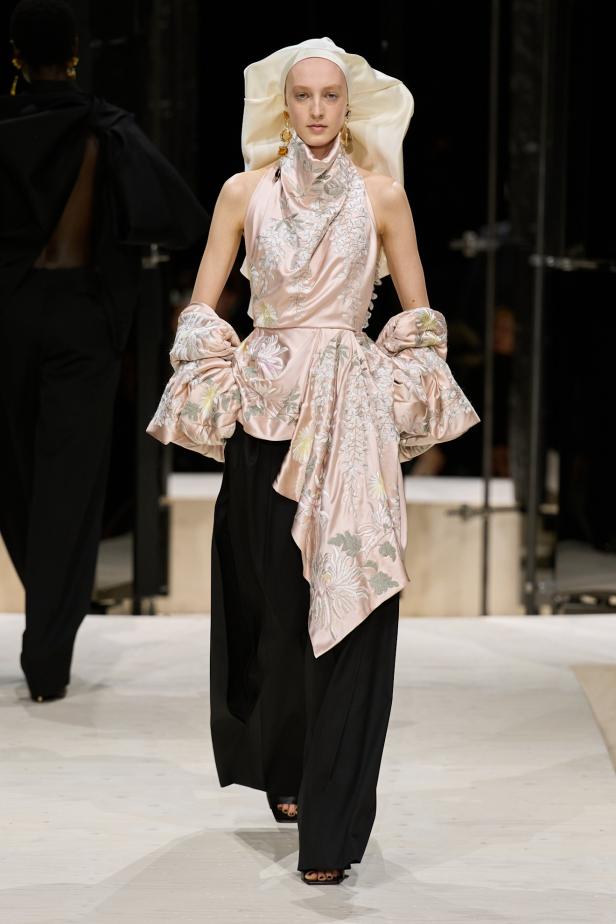 سارة بيرتون تُجسد تعقيد المرأة وتعدد شخصياتها في مجموعة Givenchy خريف وشتاء 2026