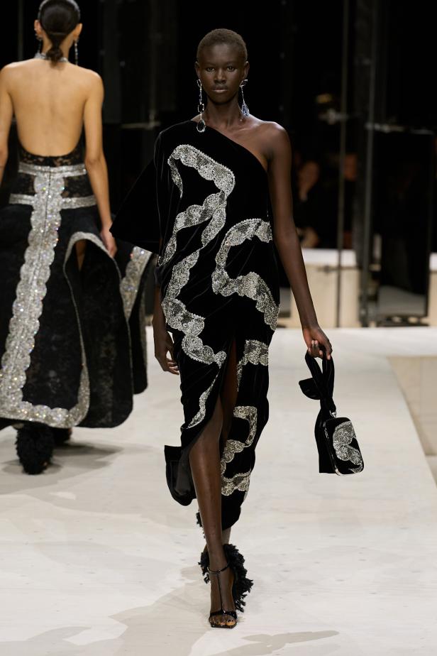 سارة بيرتون تُجسد تعقيد المرأة وتعدد شخصياتها في مجموعة Givenchy خريف وشتاء 2026