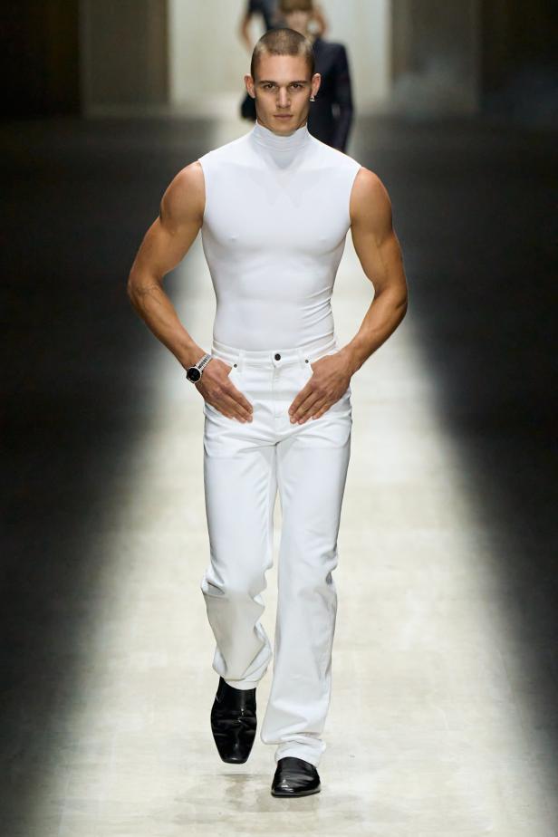 طموح "ديمنا" و ظِل "توم فورد" الأبدي في مجموعة Gucci خريف و شتاء 2026 للملابس الجاهزة 