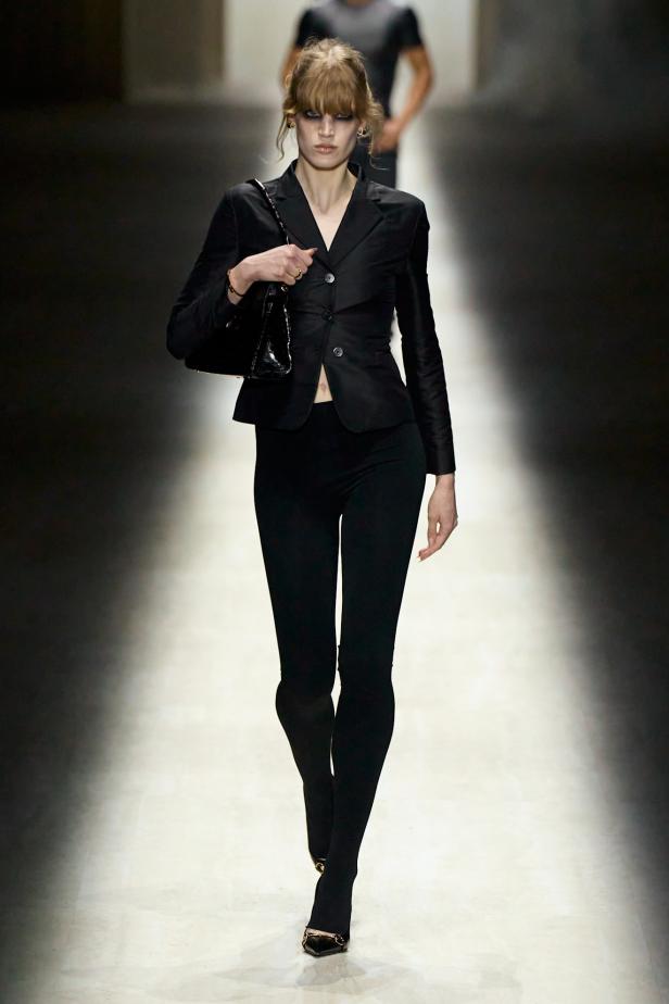 طموح "ديمنا" و ظِل "توم فورد" الأبدي في مجموعة Gucci خريف و شتاء 2026 للملابس الجاهزة 