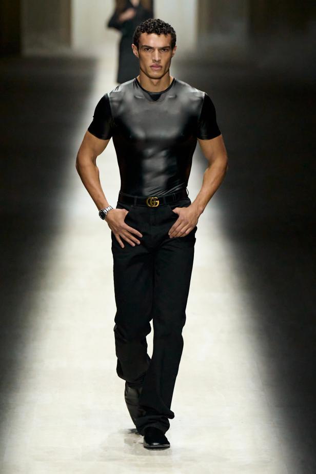 طموح "ديمنا" و ظِل "توم فورد" الأبدي في مجموعة Gucci خريف و شتاء 2026 للملابس الجاهزة 