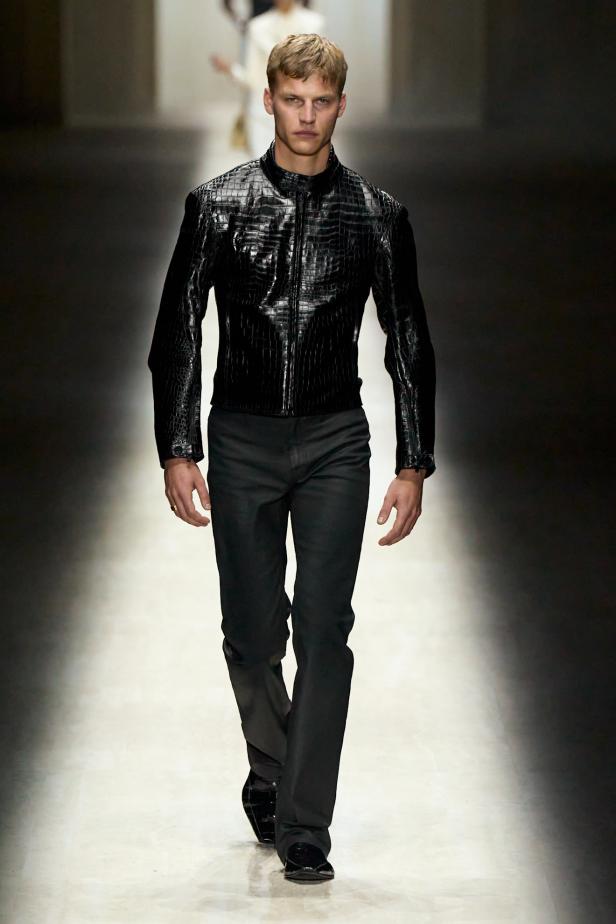 طموح "ديمنا" و ظِل "توم فورد" الأبدي في مجموعة Gucci خريف و شتاء 2026 للملابس الجاهزة 