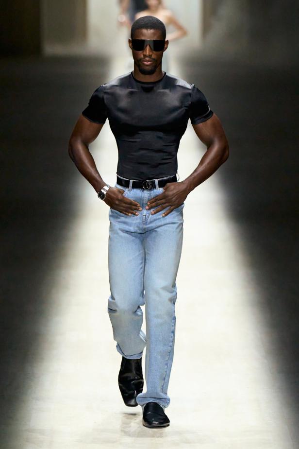 طموح "ديمنا" و ظِل "توم فورد" الأبدي في مجموعة Gucci خريف و شتاء 2026 للملابس الجاهزة 