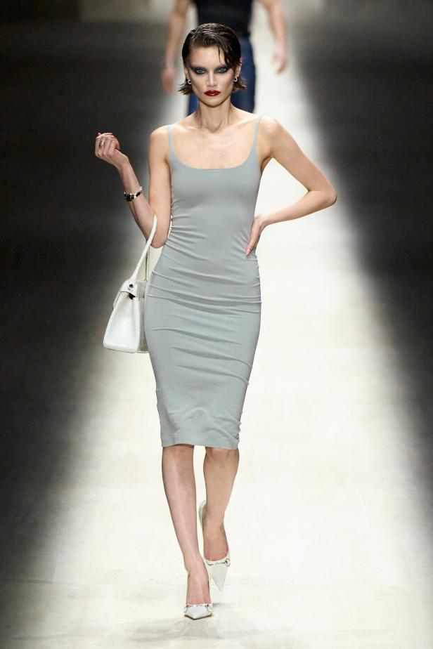 طموح "ديمنا" و ظِل "توم فورد" الأبدي في مجموعة Gucci خريف و شتاء 2026 للملابس الجاهزة 