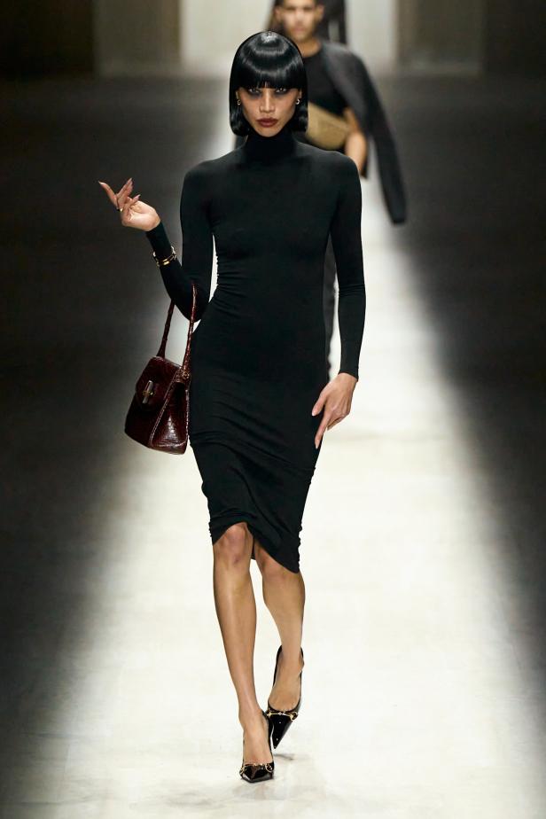 طموح "ديمنا" و ظِل "توم فورد" الأبدي في مجموعة Gucci خريف و شتاء 2026 للملابس الجاهزة 