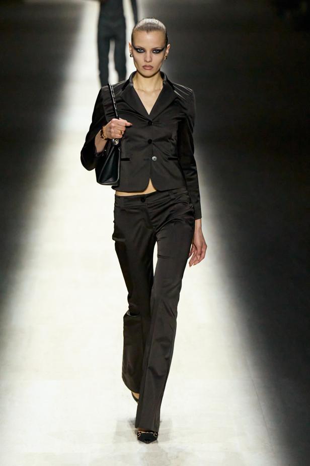 طموح "ديمنا" و ظِل "توم فورد" الأبدي في مجموعة Gucci خريف و شتاء 2026 للملابس الجاهزة 