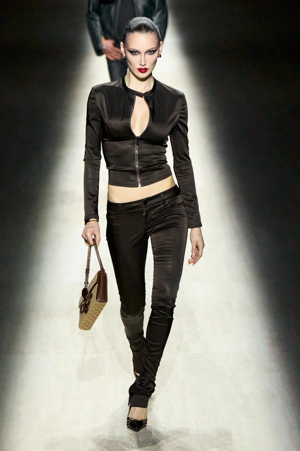 طموح "ديمنا" و ظِل "توم فورد" الأبدي في مجموعة Gucci خريف و شتاء 2026 للملابس الجاهزة 