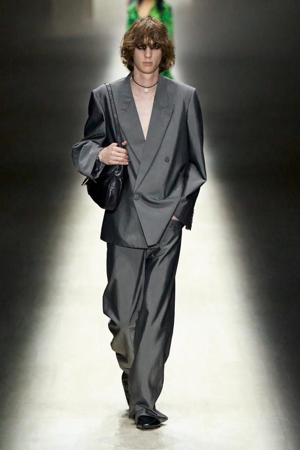 طموح "ديمنا" و ظِل "توم فورد" الأبدي في مجموعة Gucci خريف و شتاء 2026 للملابس الجاهزة 