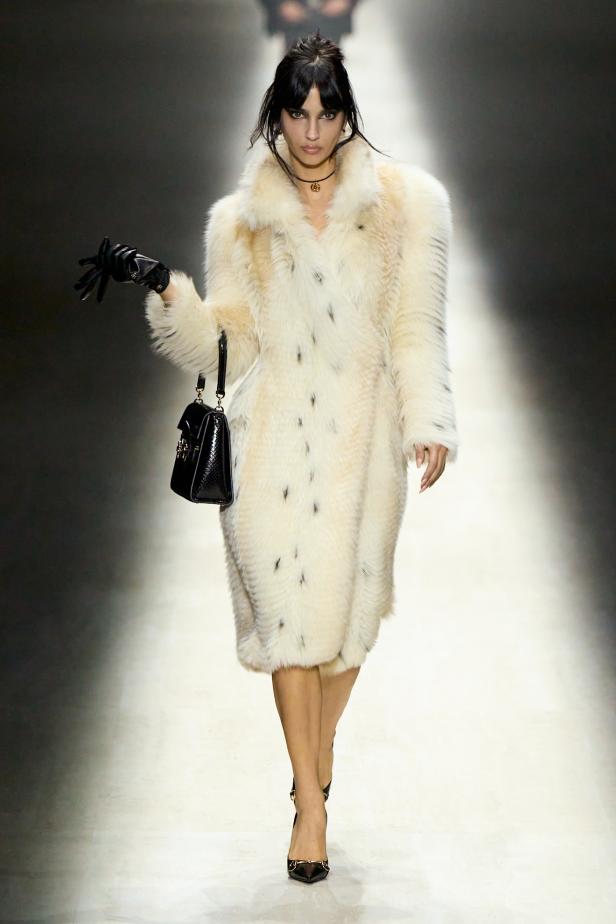 طموح "ديمنا" و ظِل "توم فورد" الأبدي في مجموعة Gucci خريف و شتاء 2026 للملابس الجاهزة 