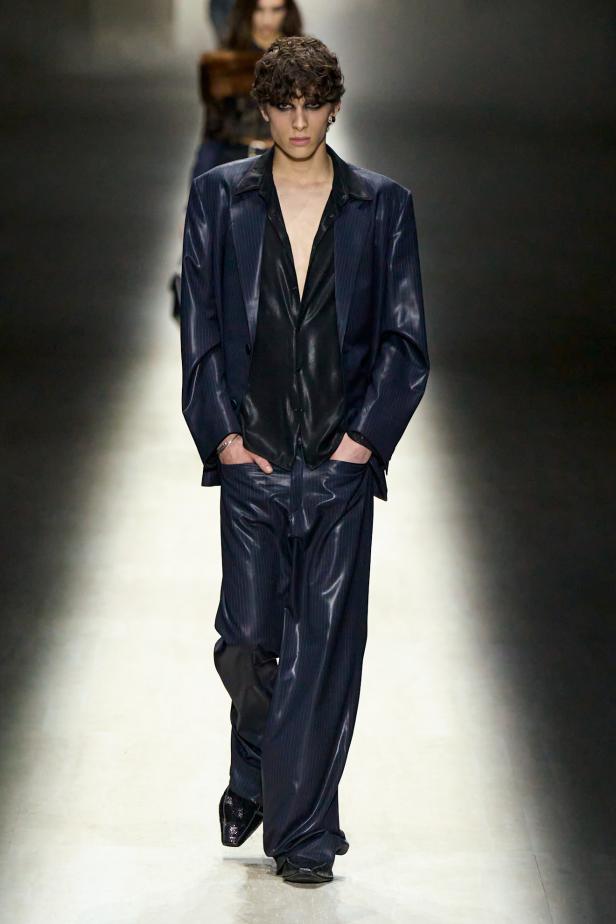 طموح "ديمنا" و ظِل "توم فورد" الأبدي في مجموعة Gucci خريف و شتاء 2026 للملابس الجاهزة 