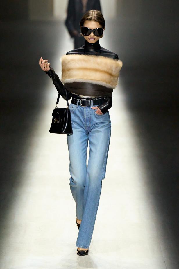 طموح "ديمنا" و ظِل "توم فورد" الأبدي في مجموعة Gucci خريف و شتاء 2026 للملابس الجاهزة 