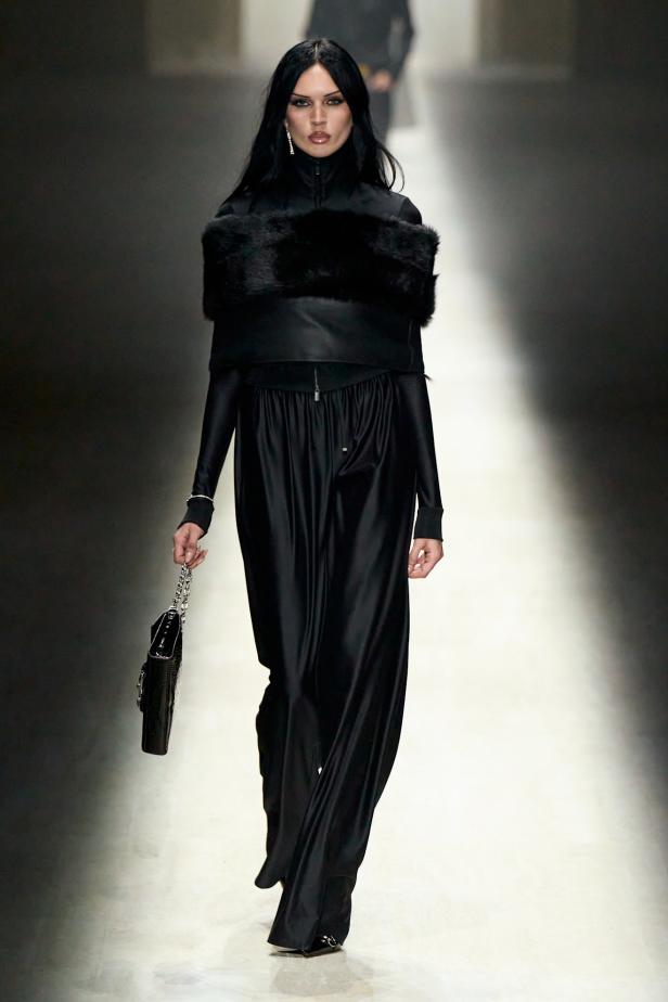 طموح "ديمنا" و ظِل "توم فورد" الأبدي في مجموعة Gucci خريف و شتاء 2026 للملابس الجاهزة 