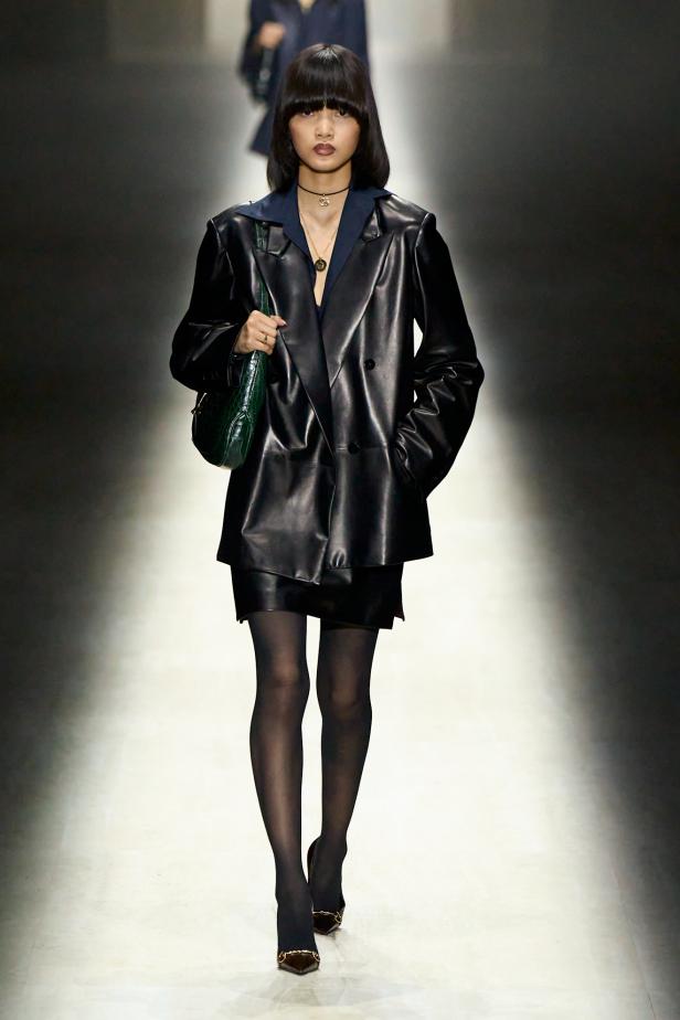 طموح "ديمنا" و ظِل "توم فورد" الأبدي في مجموعة Gucci خريف و شتاء 2026 للملابس الجاهزة 